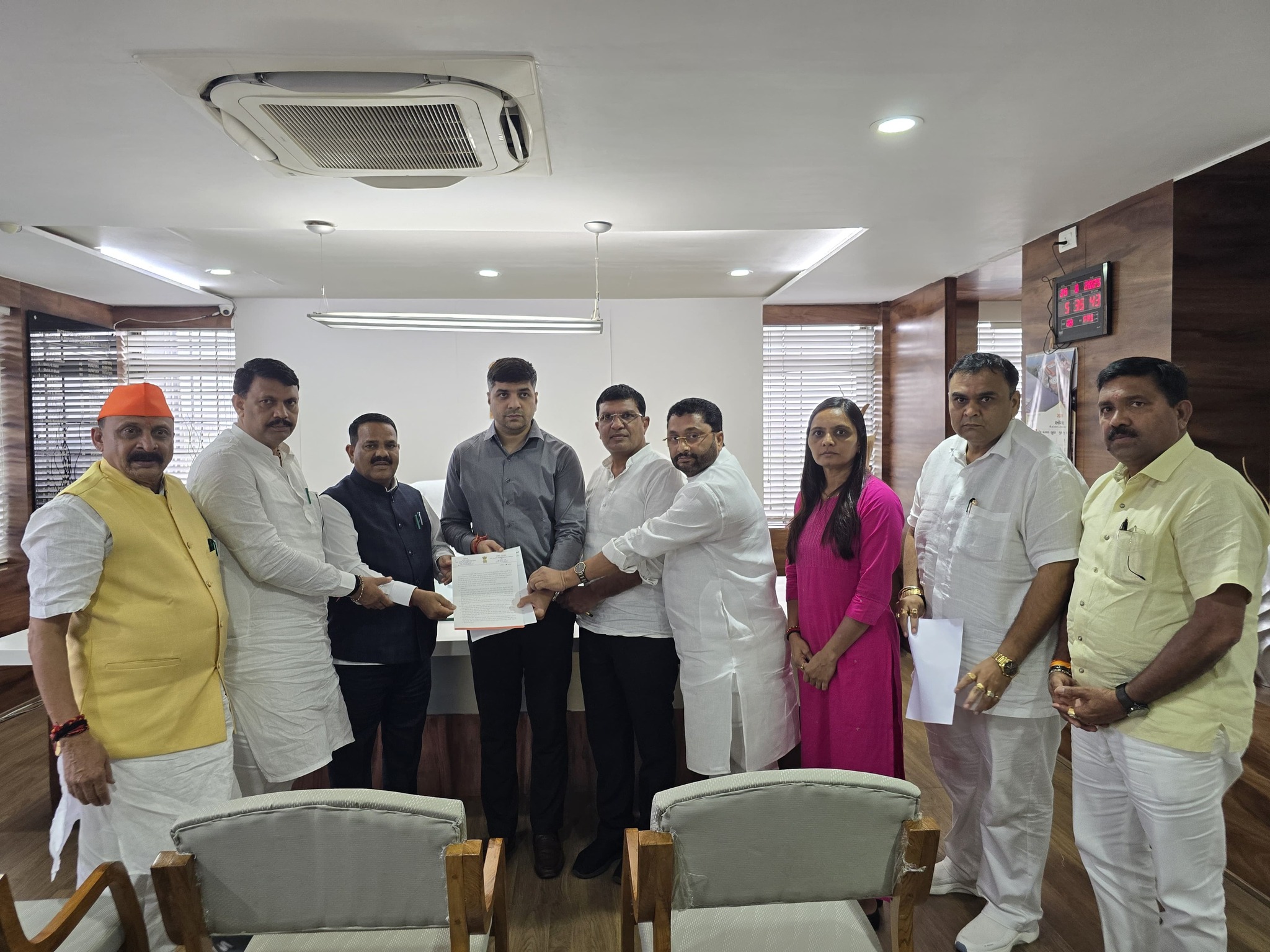 તા.૨૯-૦૮-૨૦૨૫ ના રોજ સુરત જિલ્લામાંથી પસાર થતી ખાવડા અમદાવાદ નવસારી વીજલાઈન જે સુરત જિલ્લા માંથી પસાર થાય જેમાં ૦૫ તાલુકાના ૩૦ ગામોમાંથી ૬૨ કિ.મી. લાંબી અને ૧૬૯ ટાવર સાથે વીજ લાઈન જાય છે જેની સીધી અસર સુરત જિલ્લાના ખેડૂતોની ફળદ્રુપ જમીનમાંથી પસાર થતી હોય તો આ કિંમતી જમીનને વધુમાં વધુ યોગ્ય વળતર મળી રહે એ માટે આજે સુરત જિલ્લા કલેકટરશ્રીને રજુઆત કરવામાં આવી જેમાં ગુજરાત સરકારના મંત્રી શ્રી કુંવરજીભાઈ હળપતિજી, સુરત જિલ્લા પંચાયત પ્રમુખ શ્રીમતિ ભાવિનીબેન પટેલ, સુરત જિલ્લા ભાજપ પ્રમુખશ્રી ભરતભાઈ રાઠોડજી, પૂર્વ કેબિનેટ મંત્રી શ્રી ગણપતભાઈ વસાવાજી, પૂર્વ કેબિનેટ મંત્રી શ્રી ઈશ્વરભાઈ પરમારજી, ધારાસભ્ય શ્રી મોહનભાઈ ઢોડિયાજી, ધારાસભ્ય શ્રી સંદીપભાઈ દેસાઈજી તેમજ સુરત જિલ્લાના મહામંત્રી શ્રી જીગરભાઈ નાયક, કિશનભાઇ પટેલ, રાજેશભાઈ પટેલ હાજર રહ્યાં.